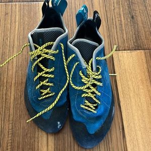 Scarpa helix vibram climbing shoes. Worn maybe 3 times indoors